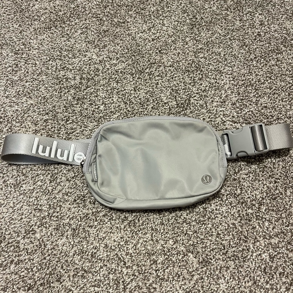 Lululemon Everywhere Belt bag